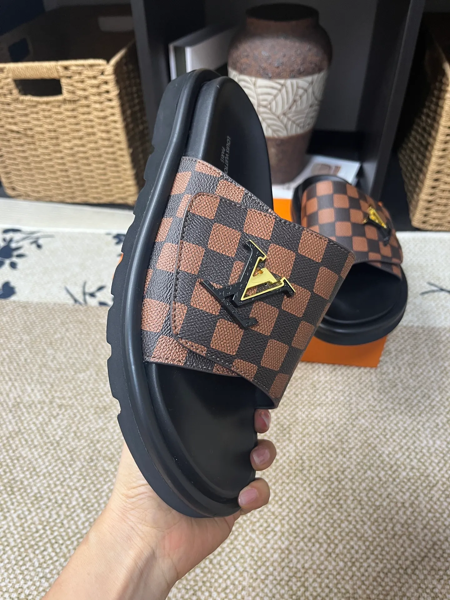 P340 [New Style] [LOUIS VUITTON] Louis Vuitton, LV printing, men's and women's slippers are now on the market, packed in drawer boxes with cloth bags and cards, the upper pattern looks very soft and waxy, and is a super versatile leg slimming tool. Fabric: imported denim/canvas/old fabric, LV hardware LOGO, official website pattern printing, comfortable to wear, feet: high-elastic PU water table. Sole: foam sole, heel height: about 5cm. Code number: 35-46, 35, 45, 46 are custom-made and non-returnable. Color: multiple colors and styles available.